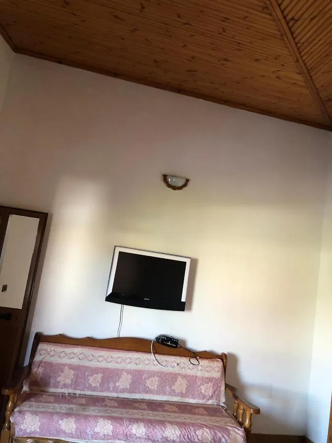 Vila Hasani 0*, دراس